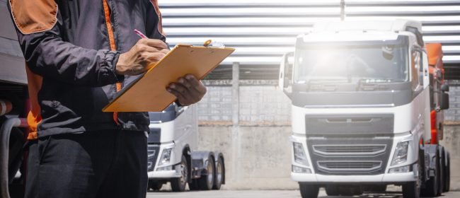mecanico-de-automoveis-esta-verificando-seguranca-dos-caminhoes-lista-de-verificacao-de-manutencao-ins